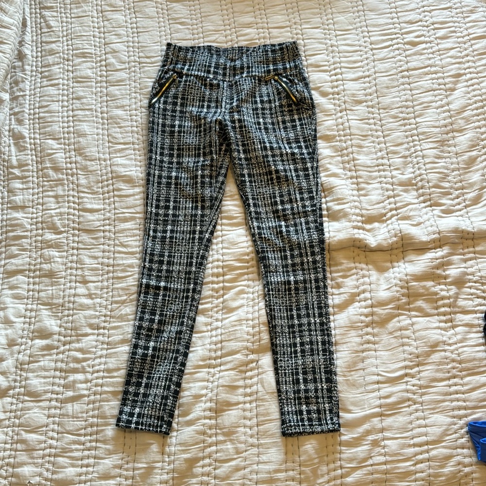 Black and white plaid leggings with front pockets. Size small